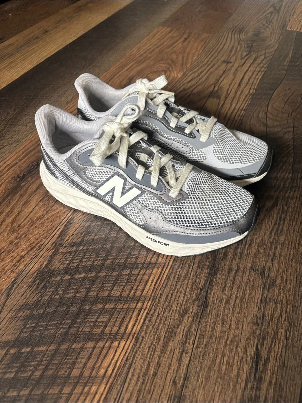 New Balance Fresh Foam Arishi v4 Sneaker Silver Metallic Unisex 10M or 11.5W